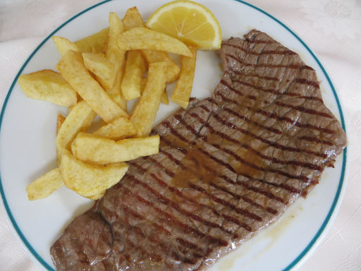 Parrillada Joyma, Madrid, Spanien, gegrilltes Stück Fleisch mit Pommes