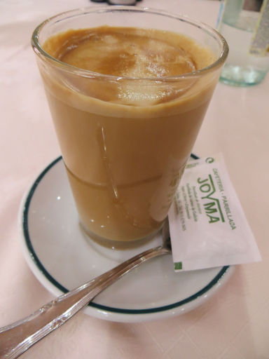 Parrillada Joyma, Madrid, Spanien, Kaffee mit heißer Milch im Glas