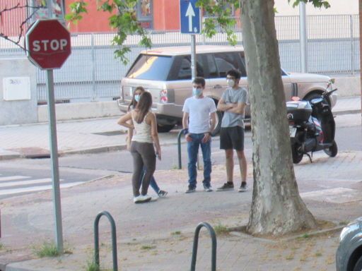 Partido Comunista de los Trabajadores de España, Madrid, Spanien, Jugendliche auf der Straße mit Masken im Juni 2020