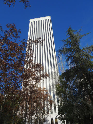 Plaza Pablo Picasso AZCA, Eislaufbahn 2018, Madrid, Spanien, Torre Picasso Außenansicht in 28020 Madrid