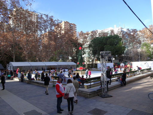 Plaza Pablo Picasso AZCA, Eislaufbahn 2018, Madrid, Spanien, Eislaufbahn auf dem Plaza Pablo Picasso