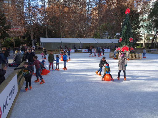 Plaza Pablo Picasso AZCA, Eislaufbahn 2018, Madrid, Spanien, Eislaufbahn