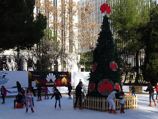 Plaza Pablo Picasso AZCA, Eislaufbahn 2018, Madrid, Spanien, Weihnachtsbaum