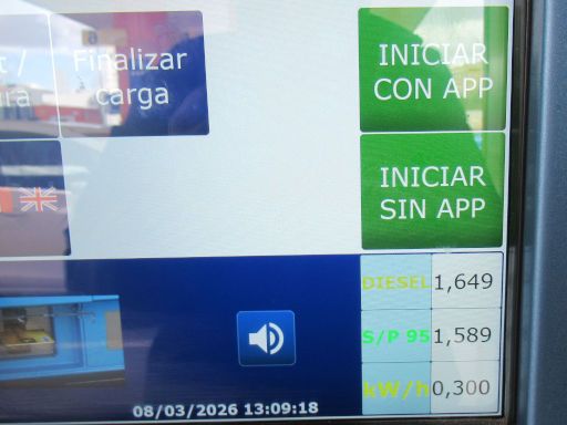 Plenergy, Elektro Lades&auml;ulen, Madrid, Spanien, Automat mit Preisen Diesel, Super und Strom