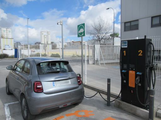 Plenergy, Elektro Lades&auml;ulen, Madrid, Spanien, Fiat 500e mit CCS an der Lades&auml;ule im M&auml;rz 2026