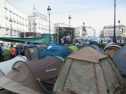 Proteste Wohnungsrecht Plaza Puerta del Sol 2026, Madrid, Spanien, Zelte rund um die Metro Station Sol