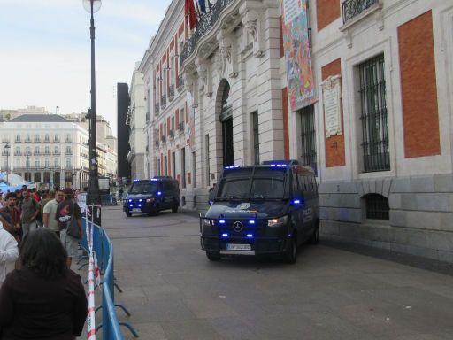 Proteste Wohnungsrecht Plaza Puerta del Sol 2026, Madrid, Spanien, Polizei vor dem Geb&auml;ude der Presidencia de la Comunidad de Madrid