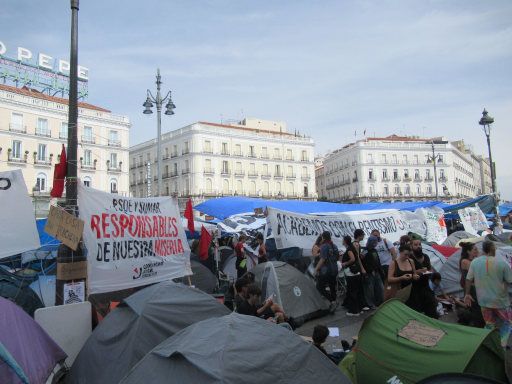 Proteste Wohnungsrecht Plaza Puerta del Sol 2026, Madrid, Spanien, Zelte und Plakate