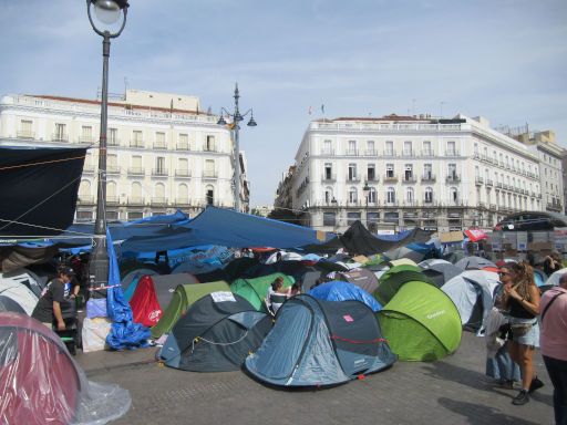 Proteste Wohnungsrecht Plaza Puerta del Sol 2026, Madrid, Spanien, Zelte