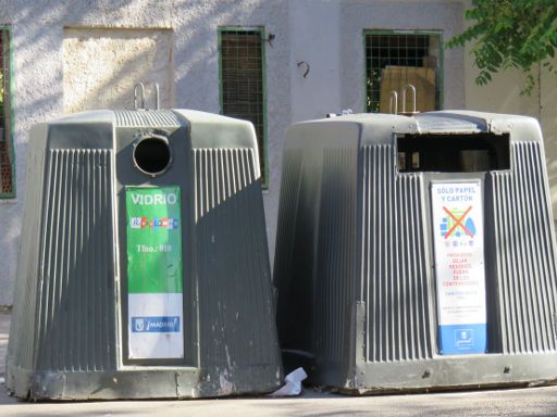 Punto limpio, Wertstoffhof, Madrid, Spanien, Container an der Straße für Glas und Altpapier