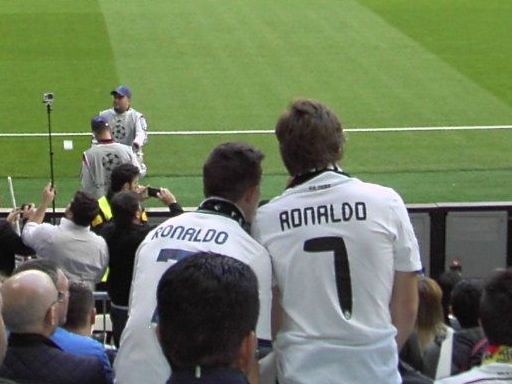 Real Madrid gegen Atlético de Madrid April 2015 UEFA Champions League®, Fans mit Trikot Ronaldo Nummer 7