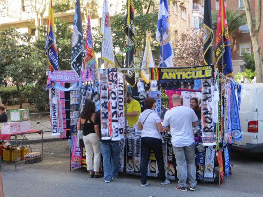 Real Madrid gegen FC Barcelona Oktober 2014, Stand mit Fan Artikeln beim Stadion