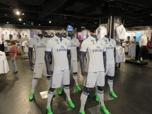 Real Madrid Tienda Bernabéu, Madrid, Spanien, Trikots und Fanartikel im Erdgeschoss