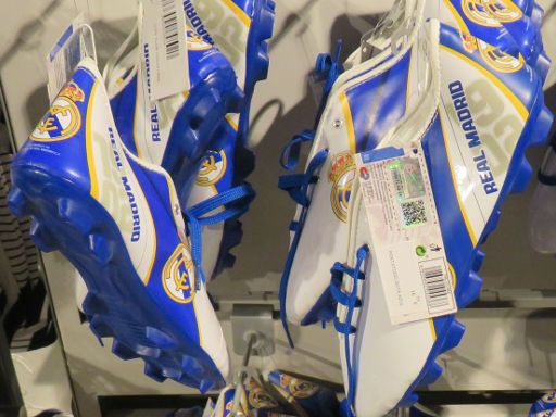 Real Madrid Tienda Bernabéu, Madrid, Spanien, Fußballschuh als Schüler Etui oder Stiftetasche