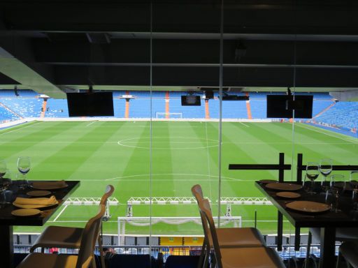 Realcafé Bernabéu, Madrid, Spanien, Stühle und Tische mit Blick auf das Spielfeld