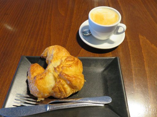 Realcafé Bernabéu, Madrid, Spanien, Café con leche und Croissant