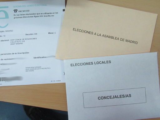 Regional–und Kommunalwahlen, Mai 2023, Madrid, Spanien, Wahlzettelumschläge Kommunal und Regional