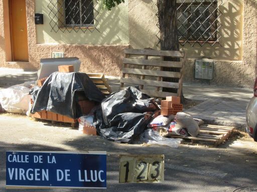 Residuos en calle - Müll in den Strassen, Madrid, Spanien, Bauschutt in der Calle Virgen de Lluc 123, 28027 Madrid im September 2025