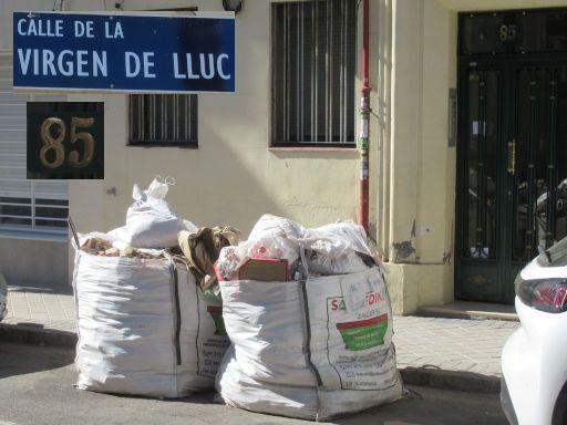 Residuos en calle - Müll in den Strassen, Madrid, Spanien, Bauschutt in der Calle Virgen de Lluc 85, 28027 Madrid im September 2025