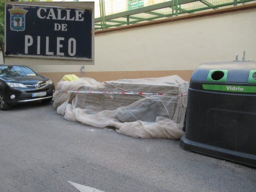 Residuos en calle - M&uuml;ll in den Strassen, Madrid, Spanien, Baumaterial Lager in der Calle Pileo 16, 28027 Madrid im Oktober 2026