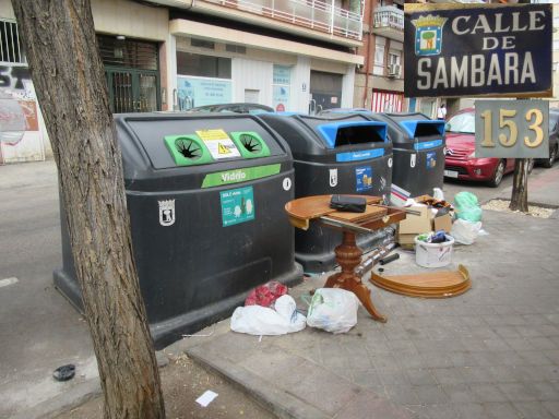 Residuos en calle - M&uuml;ll in den Strassen, Madrid, Spanien, Calle de Sambara 153, 28027 Madrid im Okotber 2026