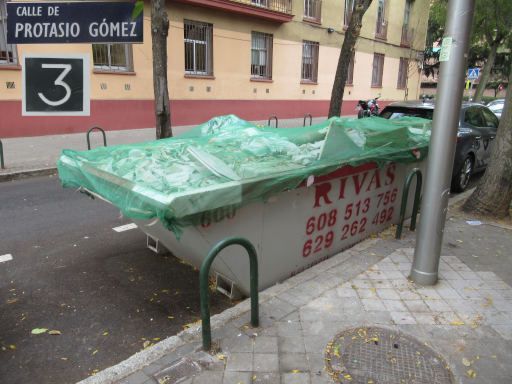 Residuos en calle - M&uuml;ll in den Strassen, Madrid, Spanien, Bauschutt Container in der Calle Protasio Gomez 3, 28027 Madrid im Oktober 2026