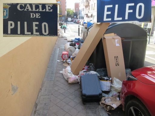 Residuos en calle - M&uuml;ll in den Strassen, Madrid, Spanien, Calle Pileo Kreuzung Calle Elfo, 28027 Madrid im Oktober 2026