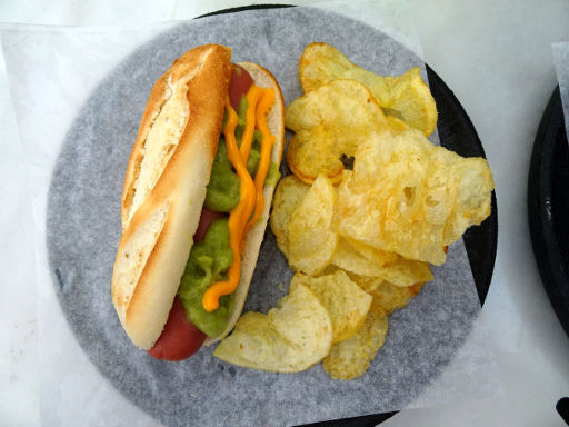 Madrid, Spanien, 100 Montaditos®, Montadito 32, Hot Dog, Hot Dog mit Kartoffelchips