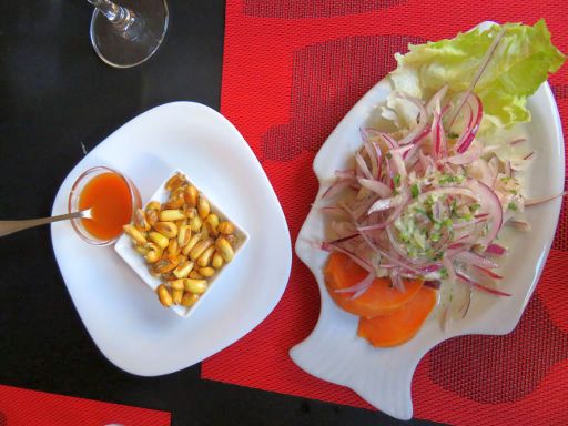 Bar Restaurant El Chosicano, Madrid, Spanien, Nüsse, scharfe Soße und Salat mit Fisch