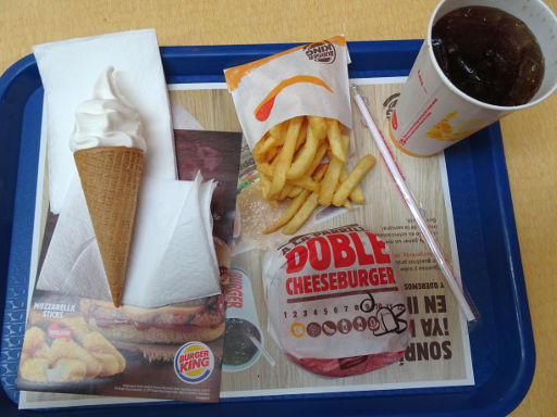 Madrid, Spanien, BURGER KING®, kleines Menü Doppelter Cheeseburger BBQ, Pommes, kleines Getränk und Eiscreme