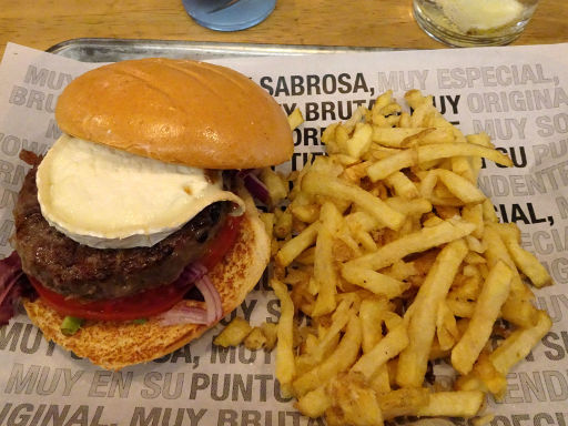 Madrid, Spanien, Hamburguesa Nostra, Hamburguesa de Pueblo und Pommes