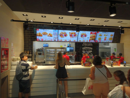 Madrid, Spanien, KFC®, eine Warteschlage für alle Bestellannahmen