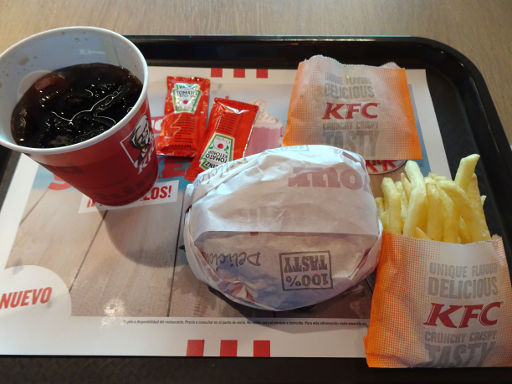 Madrid, Spanien, KFC®, MEGABOX Menü BBQ Cheeseburger, Hähnchenbruststücke, kleine Pommes, kleines Getränk und Mini Eiscreme