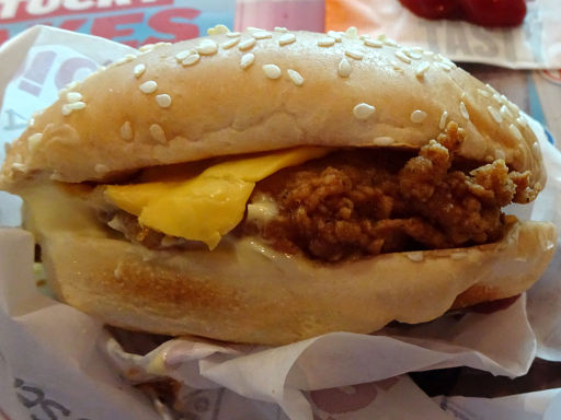 Madrid, Spanien, KFC®, BBQ Cheeseburger