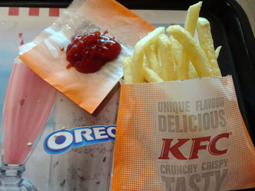 Madrid, Spanien, KFC®, kleine Pommes mit Heinz® Ketchup