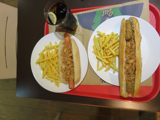 Restaurant Kurz & Gut, Madrid, Spanien, Frankfurter und Nürnberger Würstchen im Baguette