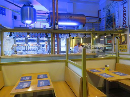 Restaurant La Fábrica Biermuseum, Madrid, Spanien, Holzbänke und Tische im deutschen Ambiente