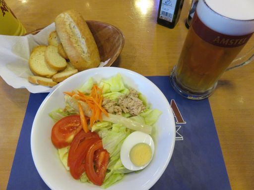 Restaurant La Fábrica Biermuseum, Madrid, Spanien, gemischter Salat mit Weißbrot und Bier