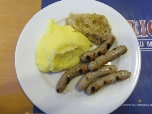 Restaurant La Fábrica Biermuseum, Madrid, Spanien, Nürnberger Würstchen, Kartoffelpürre und Sauerkraut