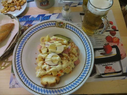 Restaurant Oktoberfest Biergarten, Madrid, Spanien, Kartoffelsalat mit Eiern