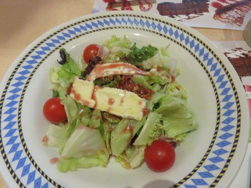 Restaurant Oktoberfest Biergarten, Madrid, Spanien, gemischter Salat mit Camembert