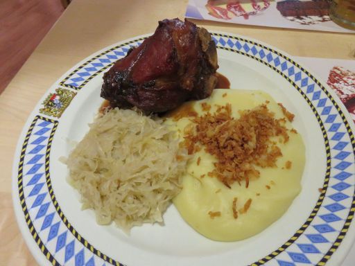 Restaurant Oktoberfest Biergarten, Madrid, Spanien, Medio Codillo asado Schweinshaxe mit Kartoffelpürre und Sauerkraut