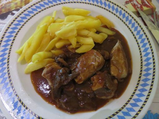 Restaurant Oktoberfest Biergarten, Madrid, Spanien, Filete de entrecot con ensalada de col Filetsteak mit Krautsalat und Pommes