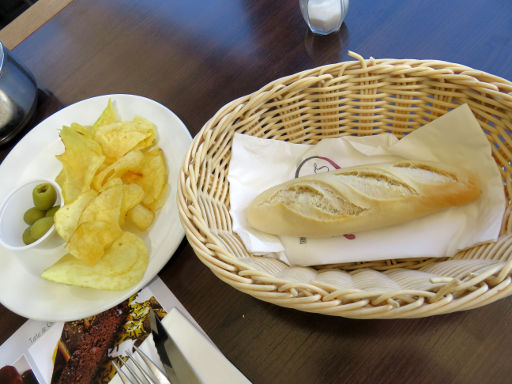 Restaurant Oktoberfest Plenilunio, Madrid, Spanien, Kartoffelhchips, Oliven und kleines Baguette