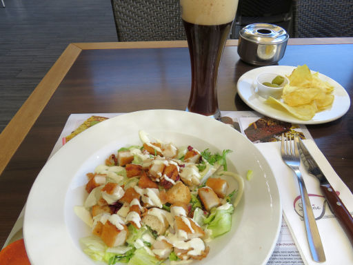 Restaurant Oktoberfest Plenilunio, Madrid, Spanien, Ceasar Salad mit Hühnchen