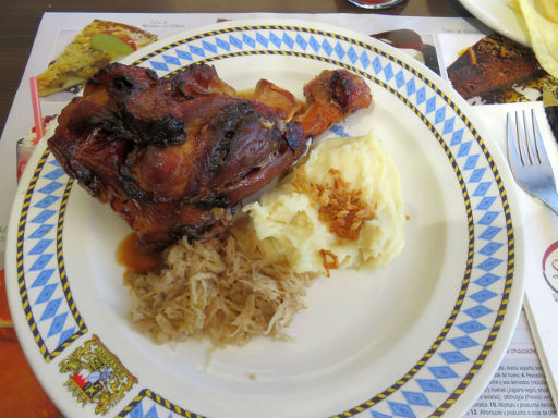 Restaurant Oktoberfest Plenilunio, Madrid, Spanien, Medio Codillo asado Schweinshaxe mit Kartoffelpürre und Sauerkraut