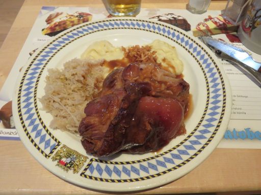 Restaurant Oktoberfest Biergarten, Madrid, Spanien, Medio Codillo asado Schweinshaxe mit Kartoffelpürre und Sauerkraut