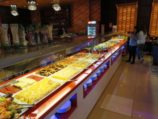 Restaurant Orient, Madrid, Spanien, Buffet mit Salat und Nachtisch