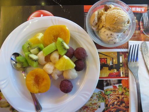 Restaurant Orient, Madrid, Spanien, Obstsalat und Eis