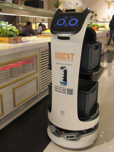 Restaurant Orient 2016, Madrid, Spanien, Roboter Tellerabgabe im Mai 2023